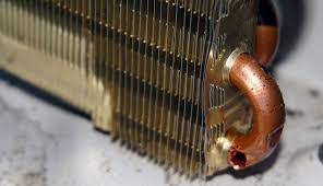 Nagrzewnica pęknięta i zimno w samochodzie.