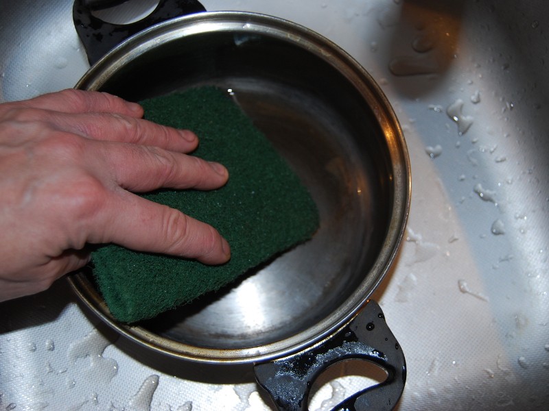 Jak Skutecznie Usunąć Przypalenia z Garnka?